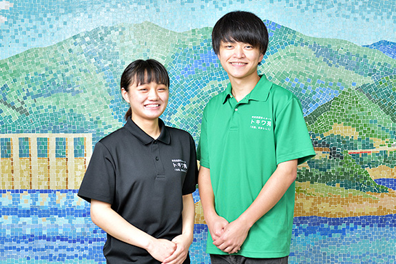 写真：介護福祉士　2020年入社  片岡栞さん、上村明永（あきひさ）さん